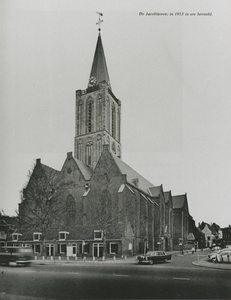 863796 Gezicht op de zuidwestgevel van de gerestaureerde Jacobikerk (Jacobskerkhof) in Wijk C te Utrecht.